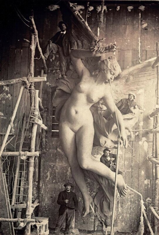 Скульпторы за работой в своей мастерской. Франция. 1900-е.