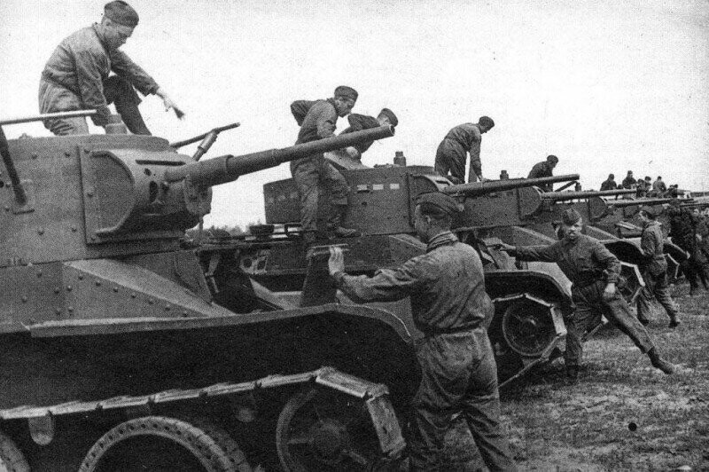 Подготовка БТ-5 к смотру. СССР, 1930-е