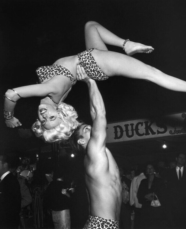 Джейн Мэнсфилд и ее муж Мики Харгитей на вечеринке в Лос-Анджелесе, 1956 год.