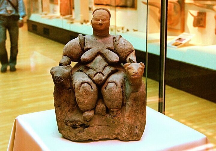 Богиня-мать из Чаталхойюка (Турция), эпоха неолита (около 5500-6000 гг. До н.э.),