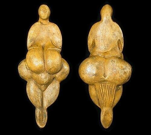 Венера из Леспюга — 15-сантиметровая женская фигурка из слоновой кости, возраст 26-24 тысяч лет