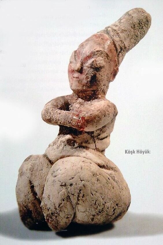 Статуэтка богини-матери из Кешк-Хойюк, изготовленная из обожженной глины, датируется 5500-5000 гг. До н.э.