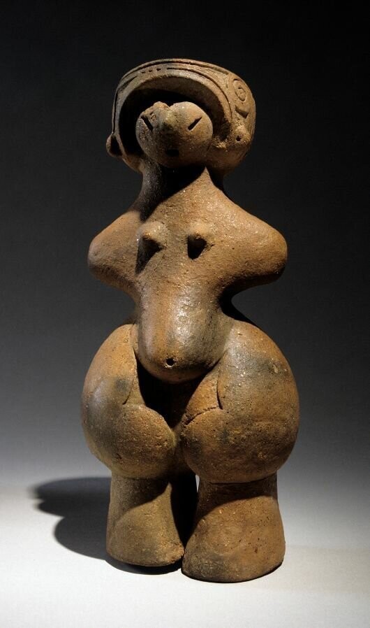 Дзёмон Венера,  женская статуэтка из Среднего периода Дземон (3,000-2,000 до н.э.), обнаружили в 1986 году в Чино , префектура Нагано , Япония