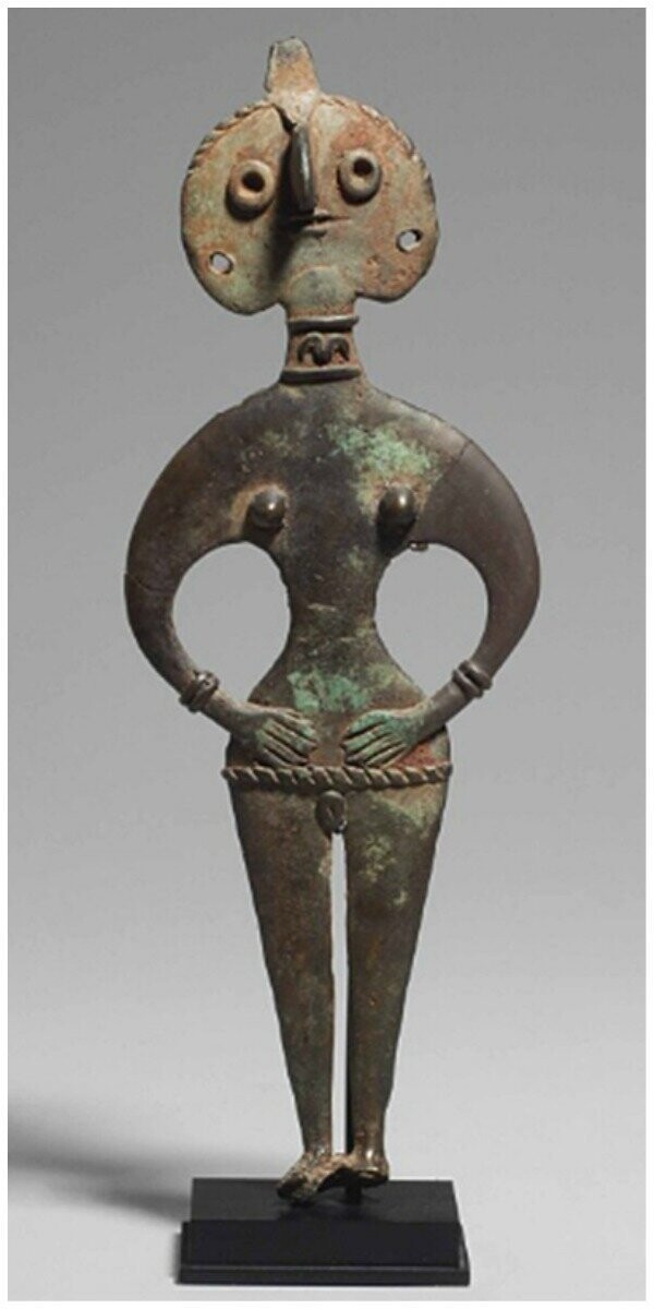 Были конечно и более "фигуристые" дамы. Сирийская бронзовая богиня,, около 1950-1750 до н.э. Фигурка ничего, личико подкачало