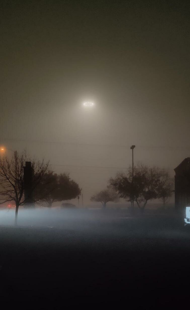 Туман сделал уличный фонарь похожим на НЛО