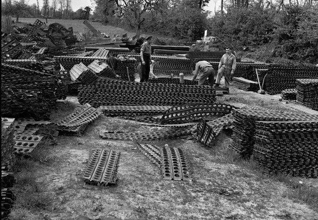 Сборные стальные коврики   после войны использовались для постройки взлетных полос, ограждений, укрепления дорог