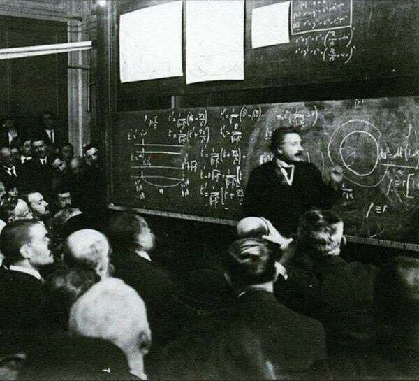 Реальное фото Альберта Эйнштейна на лекции, преподающего теорию относительности, 1922 год