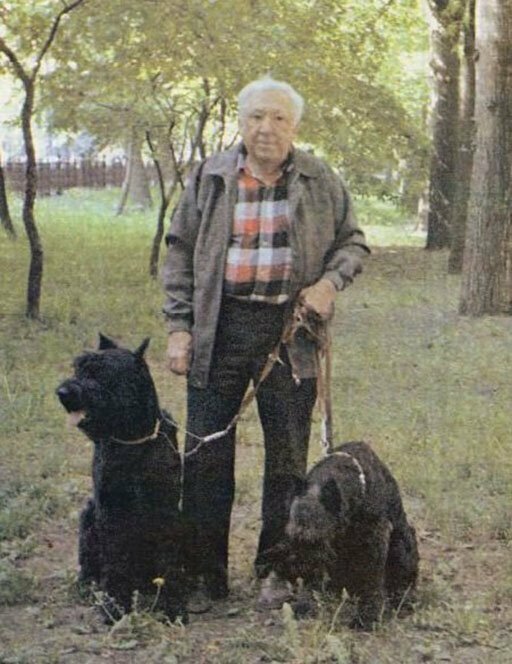 Юрий Никулин и его ризеншнауцеры - Юта и Федя. Москва, 1990-е