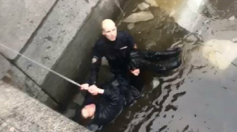 В Санкт-Петербурге полицейский спас прыгнувшего в ледяную воду парня