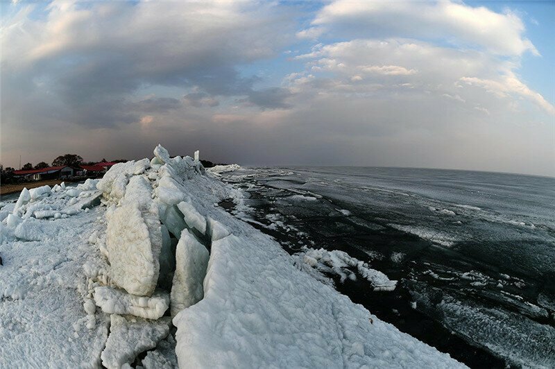 На озере на границе Китая и России появилась гиганская ледяная стена