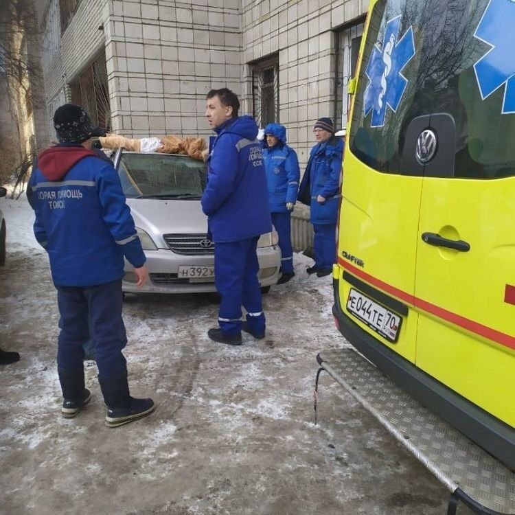 В Томске из окна 6-го этажа выпала и разбилась пожилая женщина