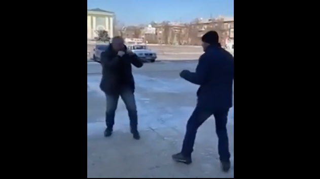 Украинцы прокомментировали видео драки украинских депутатов в Северодонецке (видео)