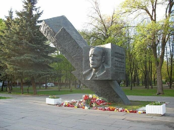 18 февраля 1945 года фашистами был зверски убит генерал Карбышев