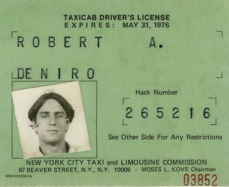 Роберт Де Ниро фактически устроился работать настоящим водителем такси в Нью-Йорке, чтобы лучше сыграть свою роль водителя такси в фильме «Таксист»