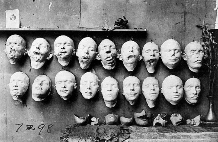Слепки лиц для изготовления протезов для солдат, изуродованных во время Первой мировой войны