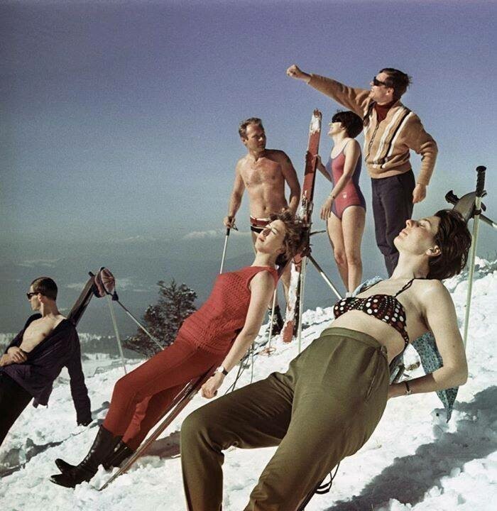 Отдыхающие на горнолыжном курорте. Фото Юрий Сомов, 1982 год