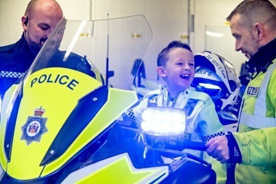 Полицейские исполнили мечту больного раком мальчика