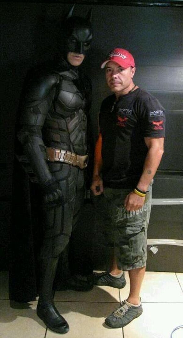 Кристиан Бэйл и Хусто Диегес(основатель вида боевых искусств Keysi, на основе которого построена боевая система Бэтмена) на съёмках "Тёмный рыцарь", 2008 год 