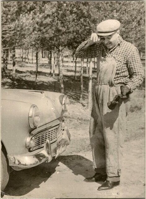 Владимир Этуш за починкой своего первого автомобиля. 