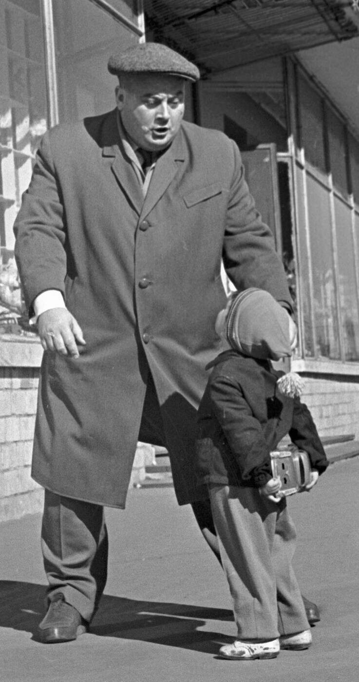 Евгений Моргунов и его юный поклонник, 1963 год 