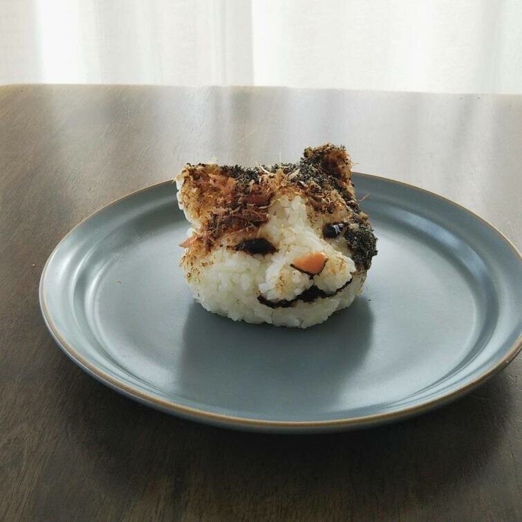 Кошачья голова из риса и других "суши-продуктов"