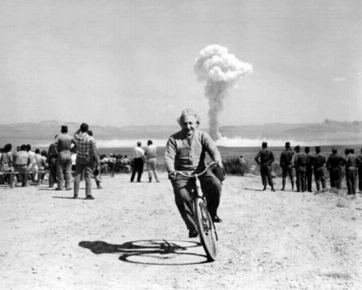 Альберт Эйнштейн спасается на велосипеде от атомного взрыва