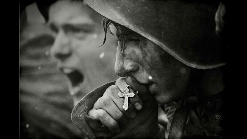 Советский солдат времен ВОВ, целующий крест