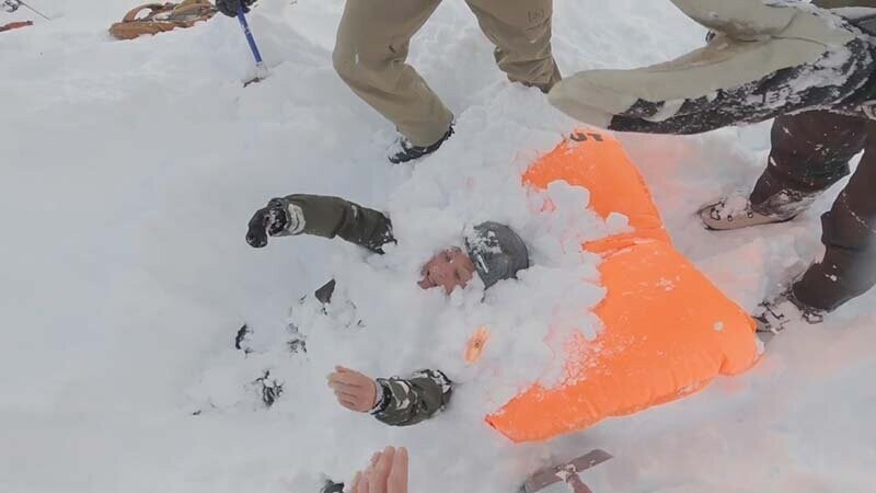 Команда спасателей откопала сноубордистов, которые попали под лавину