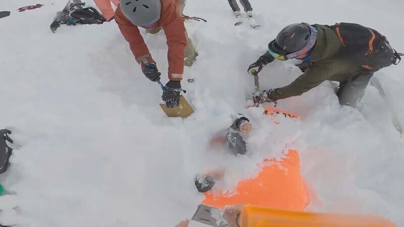 Команда спасателей откопала сноубордистов, которые попали под лавину