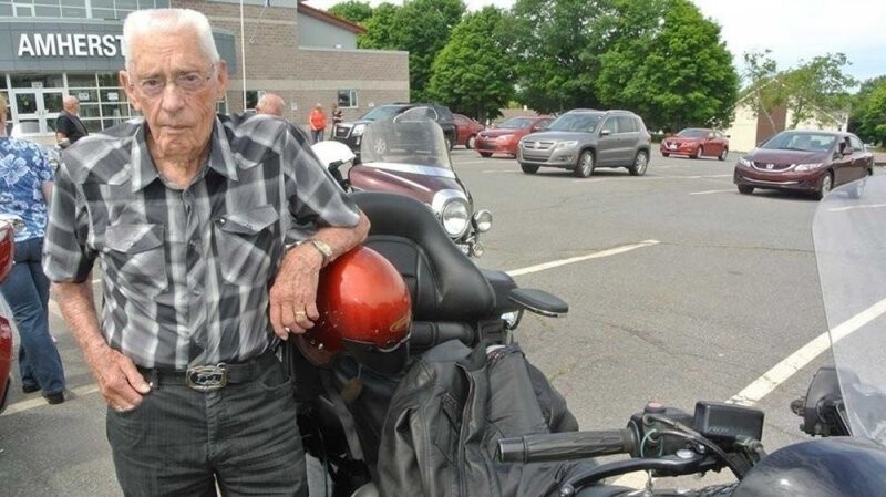 Возраст - это всего лишь цифра! 100-летний байкер из Канады всё еще в седле