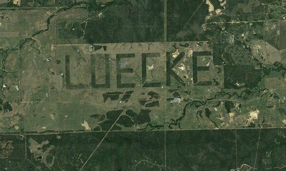 3. В конце 90-х фермер из Техаса убирал свои поля в форме имени. Это одна из самых больших надписей, зафиксированных со спутников