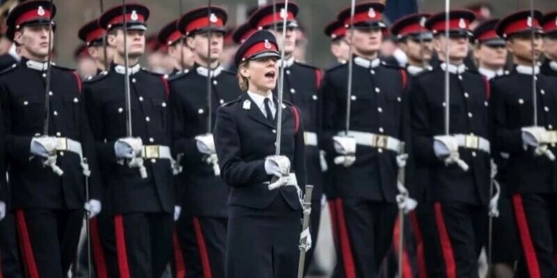 В Великобритании женщина впервые смогла сдать экзамен на десантника