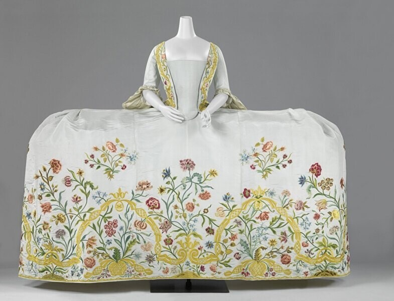 Платье из шелка и льна с цветочным принтом шириной около двух метров сочетает в себе лиф, манту и шлейф. Возможно, французского происхождения, 1759.