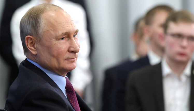 На ежегодном заседании коллегии ФСБ Путин пошутил про микрофон, шумом перебивший его речь