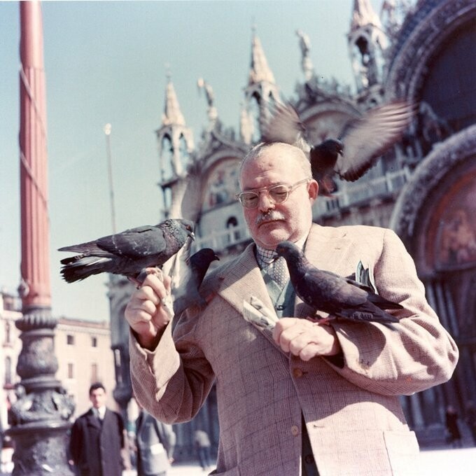 Эрнест Хемингуэй с голубями на Площади Сан-Марко. Венеция. 1954 г. 