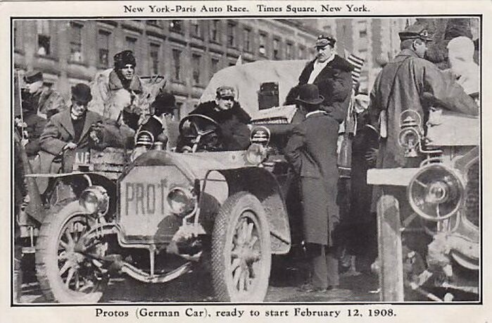 2 февраля 1908 года, в Нью-Йорке, стартовали первые автогонки вокруг земного шара. В нем участвовали 9 автомобилей. 