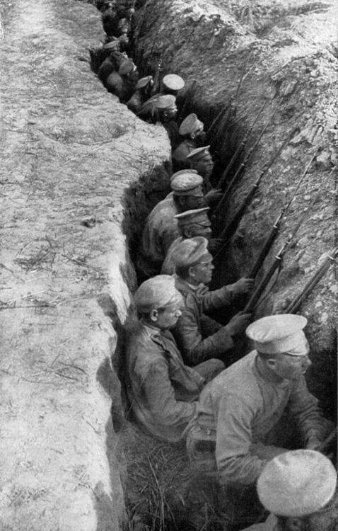 Восточный фронт Первой мировой. Русские войска ожидают немецкую атаку. 1914 г. 