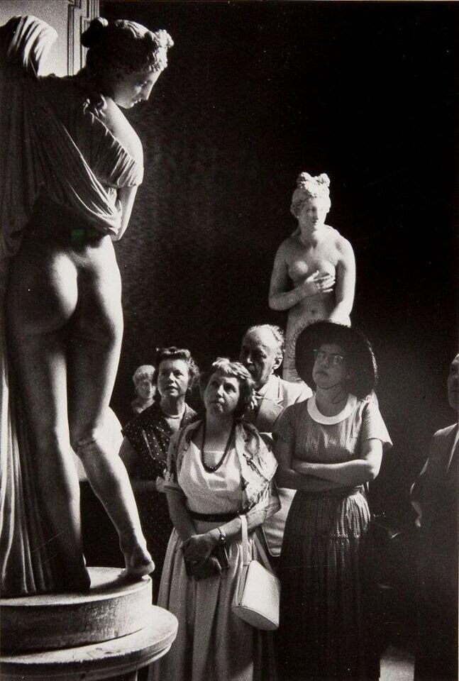 Посетители в национальном археологическом музее. Неаполь, Италия, 1952 год 
