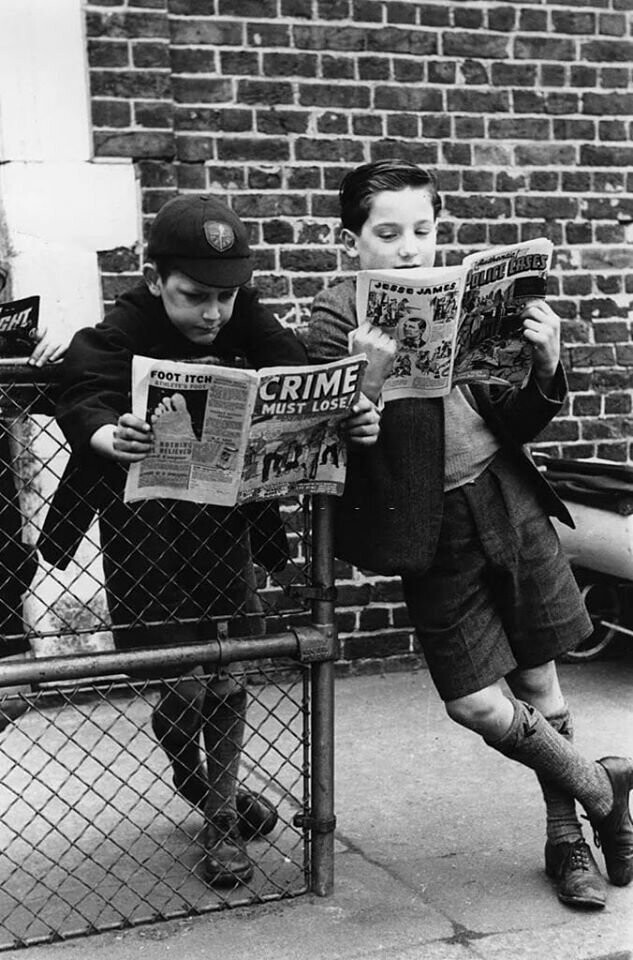 Школьники, читающие американские комиксы 1952. 