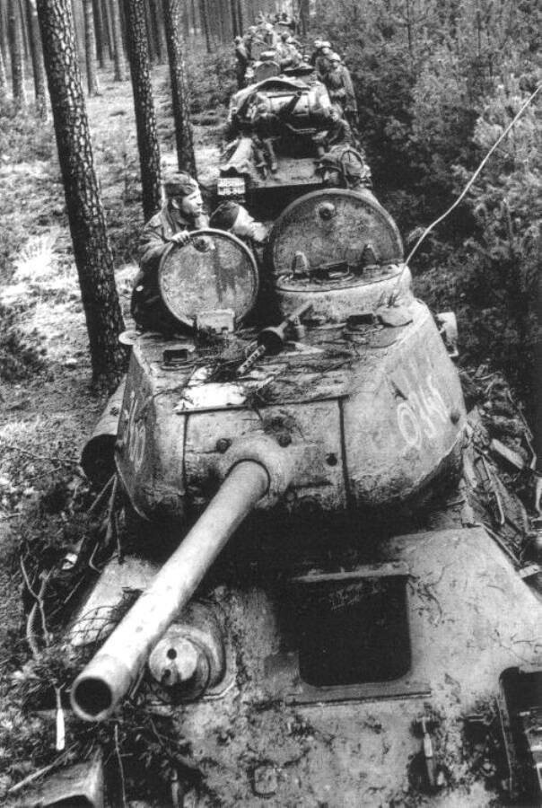 Колонна Т-34-85 перед штурмом Берлина. Остановка в лесу, 1945 год. 