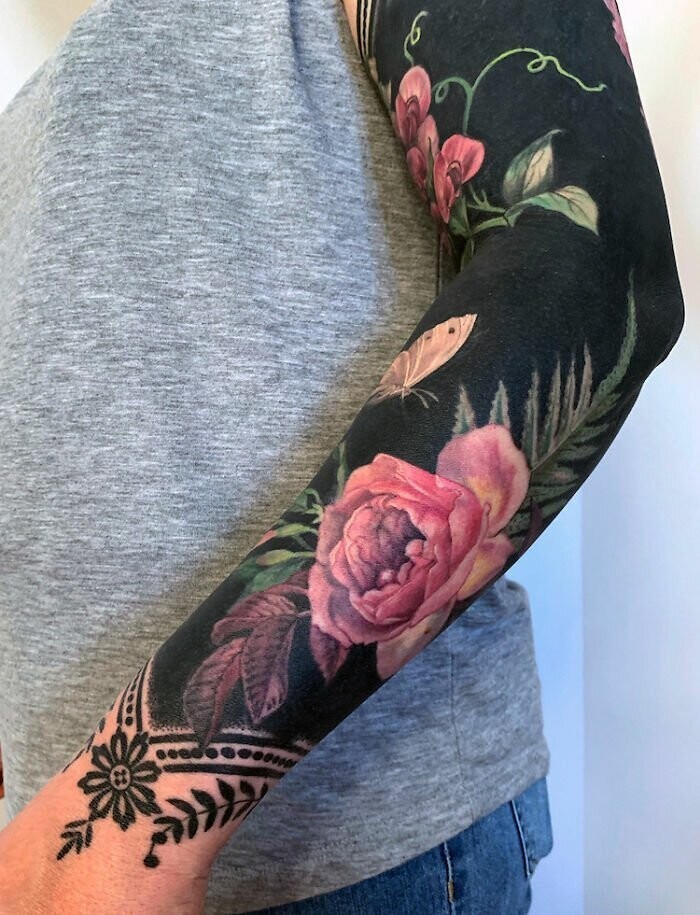 Цветы на черном фоне: татуировщица из Чикаго задала новый тренд в тату