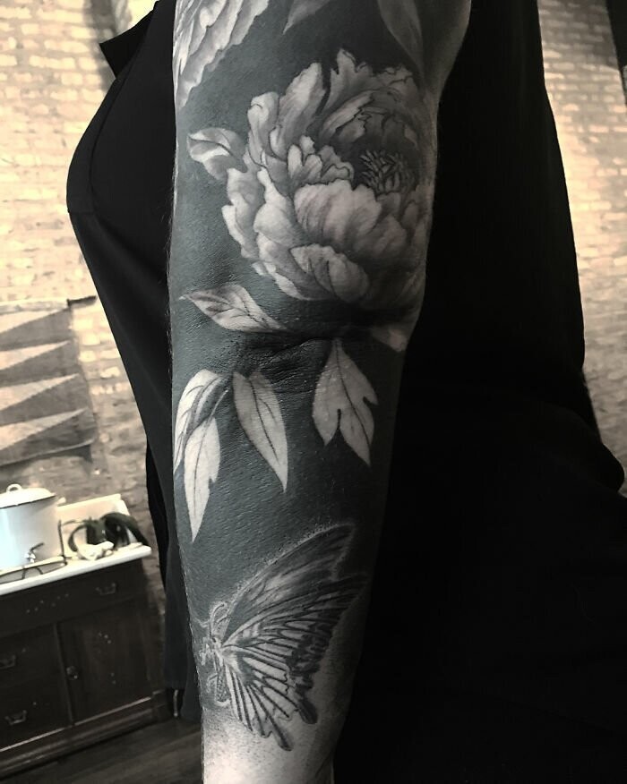 Цветы на черном фоне: татуировщица из Чикаго задала новый тренд в тату