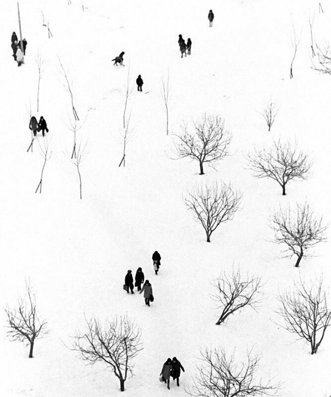 Школьный дворик. Автор Юрий Абрамочкин, 1973