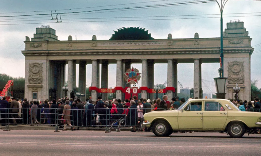 Московский перестройка. Парк Горького Москва 90-е. Парк им Горького Москва 80е. Московский парк культуры Горького в СССР. Парк Горького Москва в 90-х.