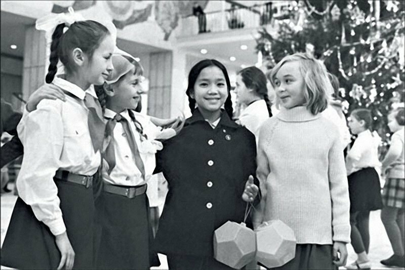 Во Тхи Лиен, девочка из южновьетнамской общины Сонгми, на кремлевской елке среди пионеров, 1970