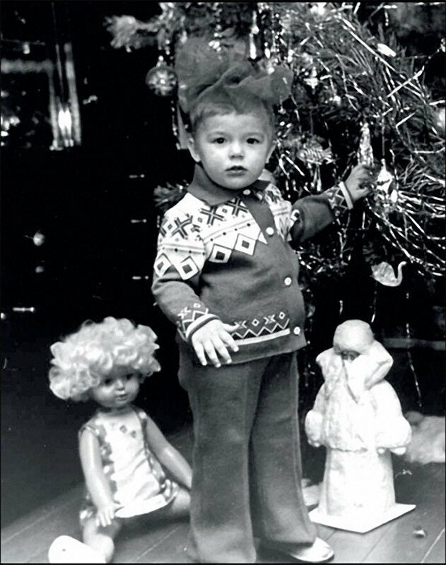 Москва. Ребенок под елкой сам похож на подарок, 1976