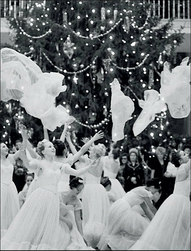 Ансамбль «Березка» выступает на молодежном балу в Колонном зале, 1977