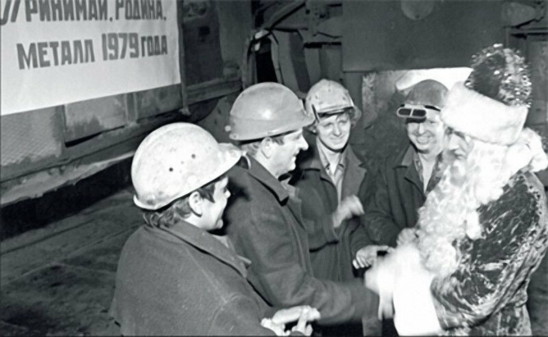 Сталевары Невского завода успешно завершили задания третьего года 10-й пятилетки и работают уже в счет нового года, 1979