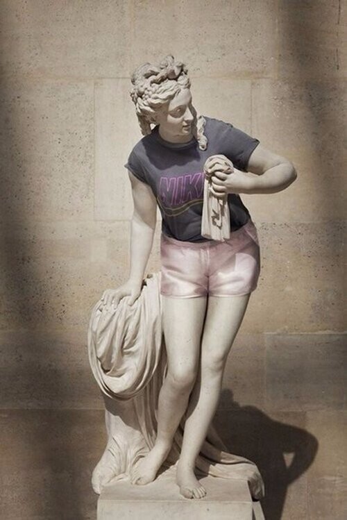 Почемy у вac в Лувре скульптуры голые?