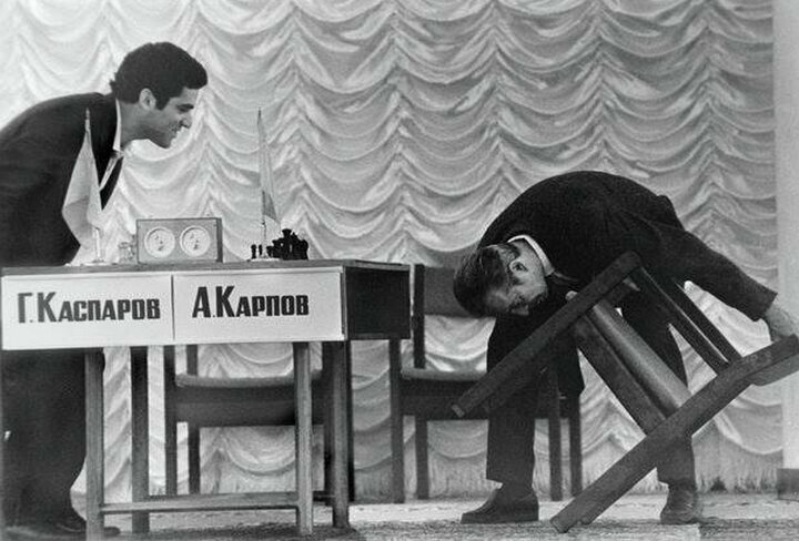 Е.Долматовский. Арбитр проверяет стул перед матчем Карпов-Каспаров, 1984 год